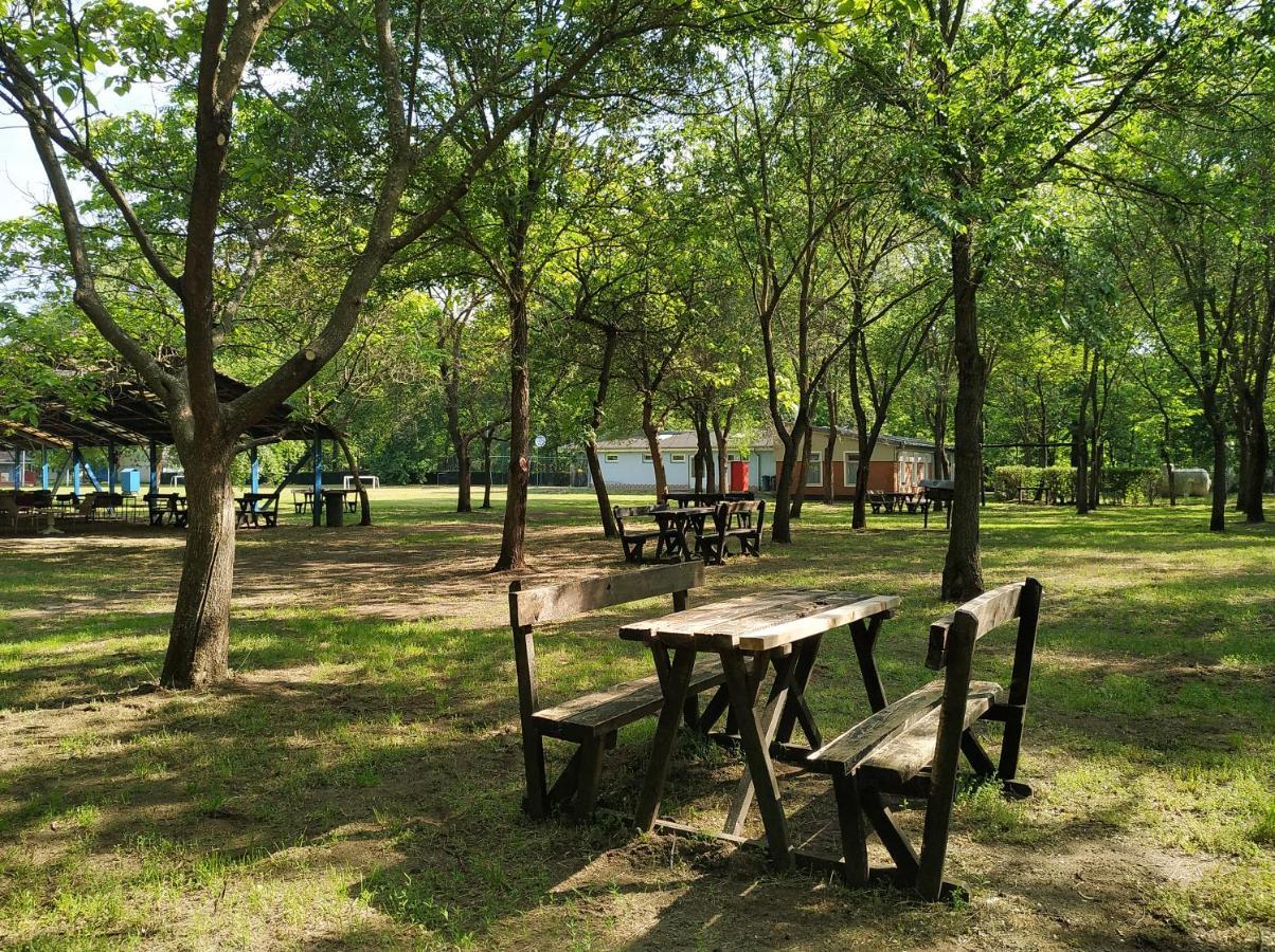 Dorcas Center&Camping Hotel Дебрецен Екстериор снимка